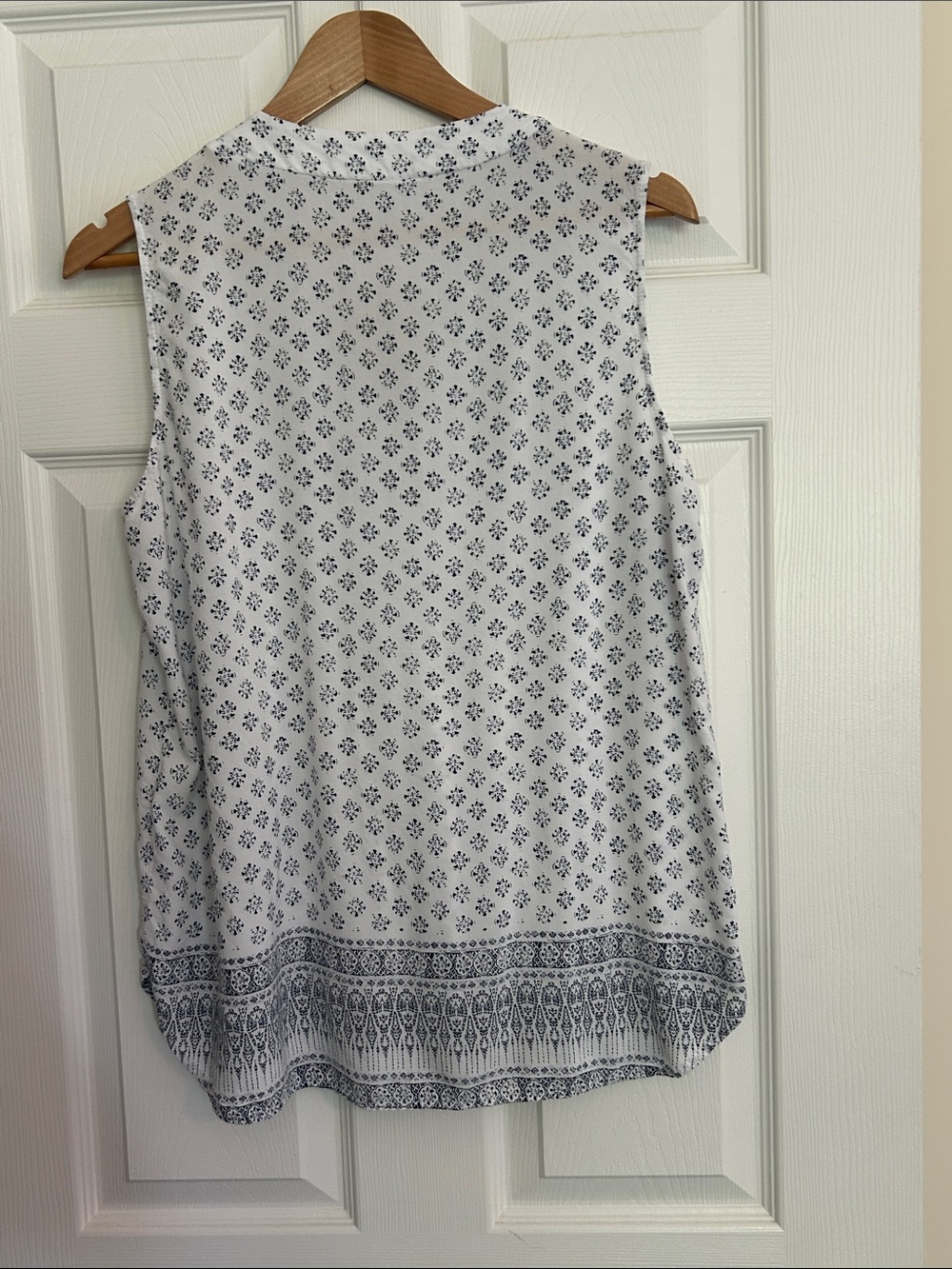 Liz Claiborne White Sleeveless V-Neck Tank with Navy Print, Size LARGE - Picture 5 of 8